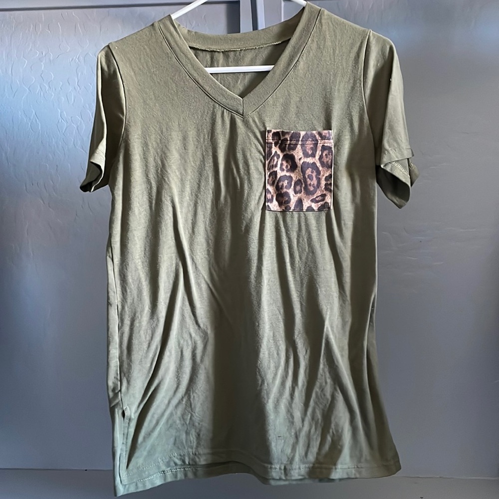 Green shirt sleeve shirt with leopard print pocket